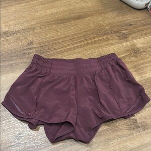 lululemon hotty hot shorts 2.5